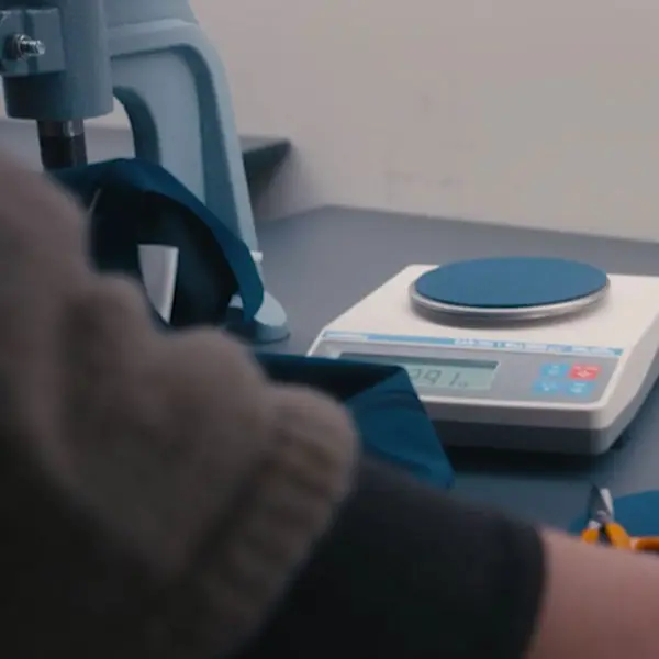 Kontrola gramatury materiału w laboratorium