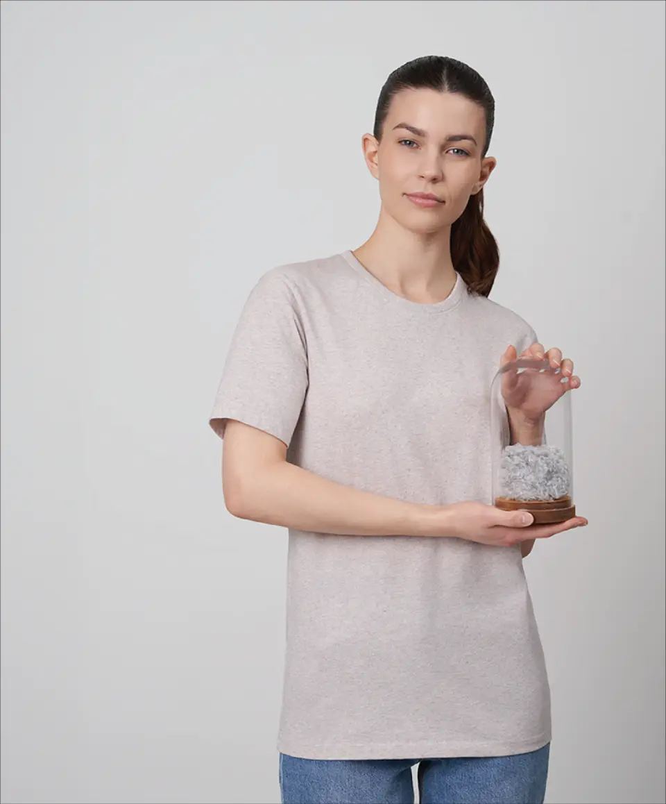 Modelka w T-shircie RE-CARE ID®